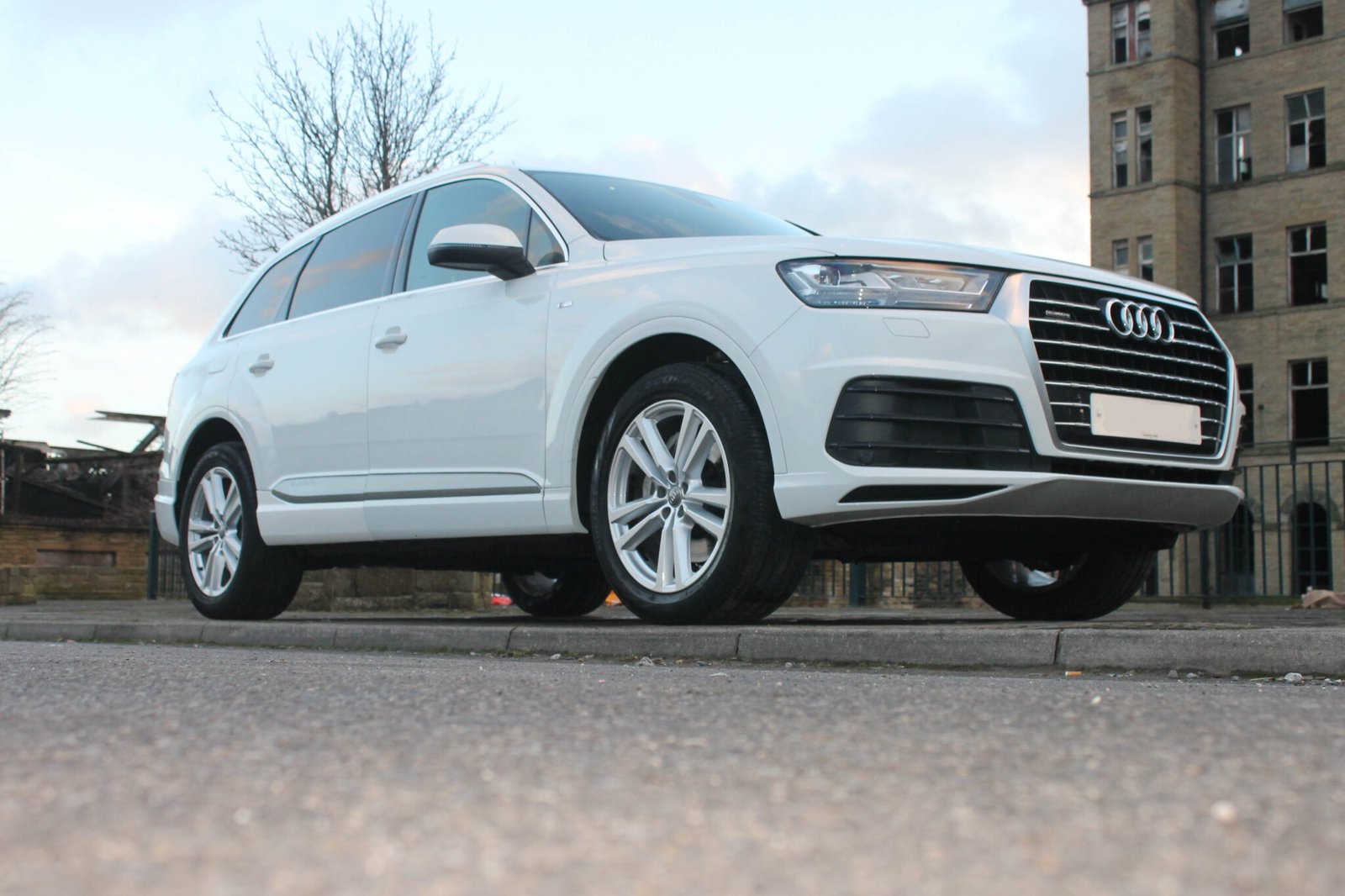 WHITE AUDI Q7